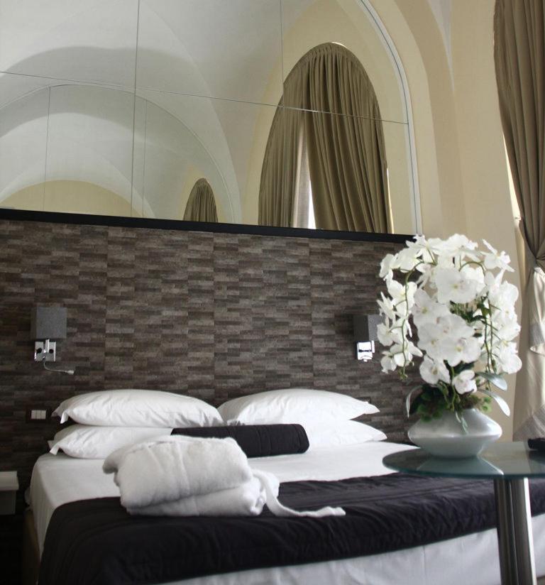 Boutique Hotel Piazza Carita Naples Extérieur photo